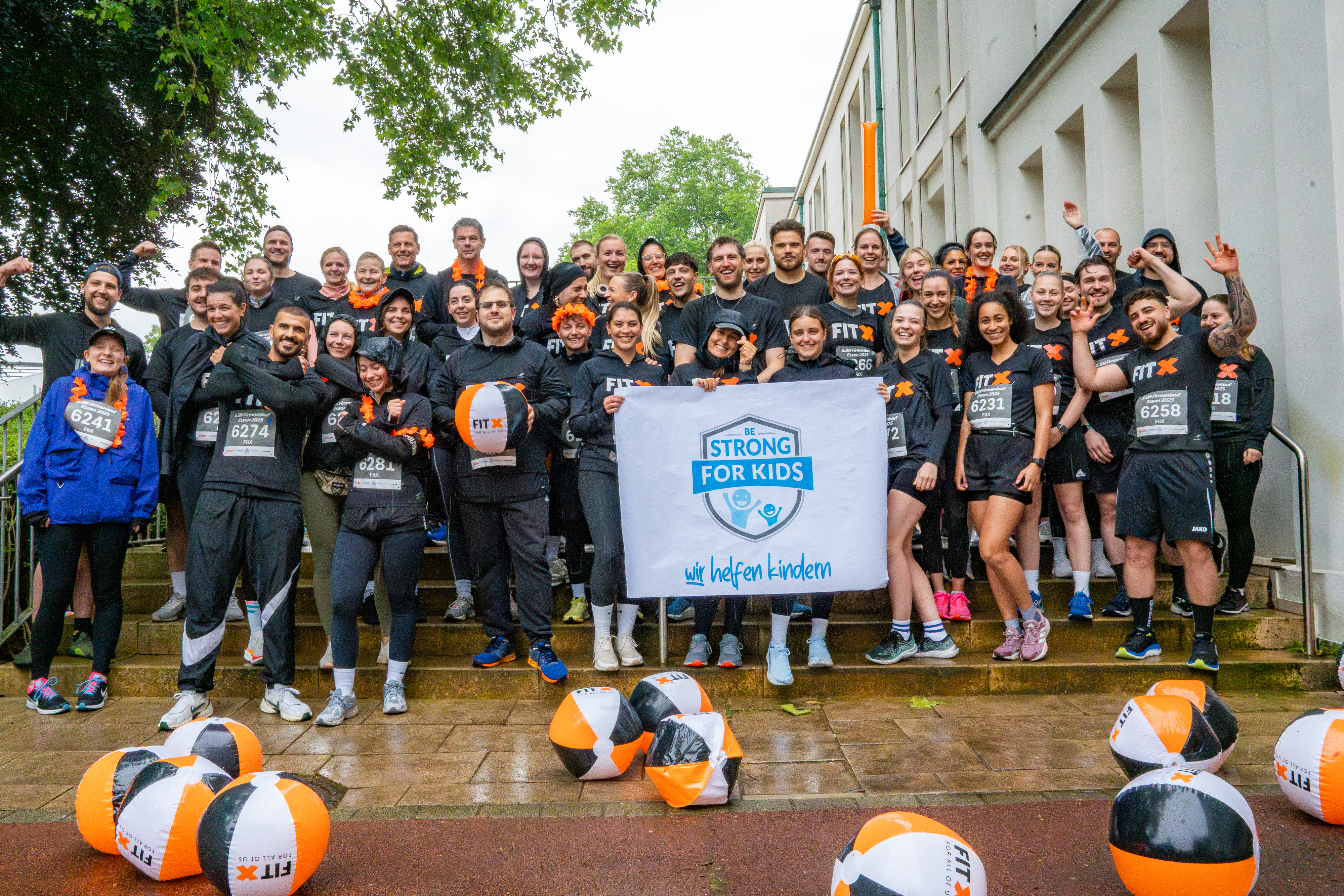 Bild: Gruppenfoto von FitX-Mitgliedern und Mitarbeitenden beim Essener Firmenlauf 2025.