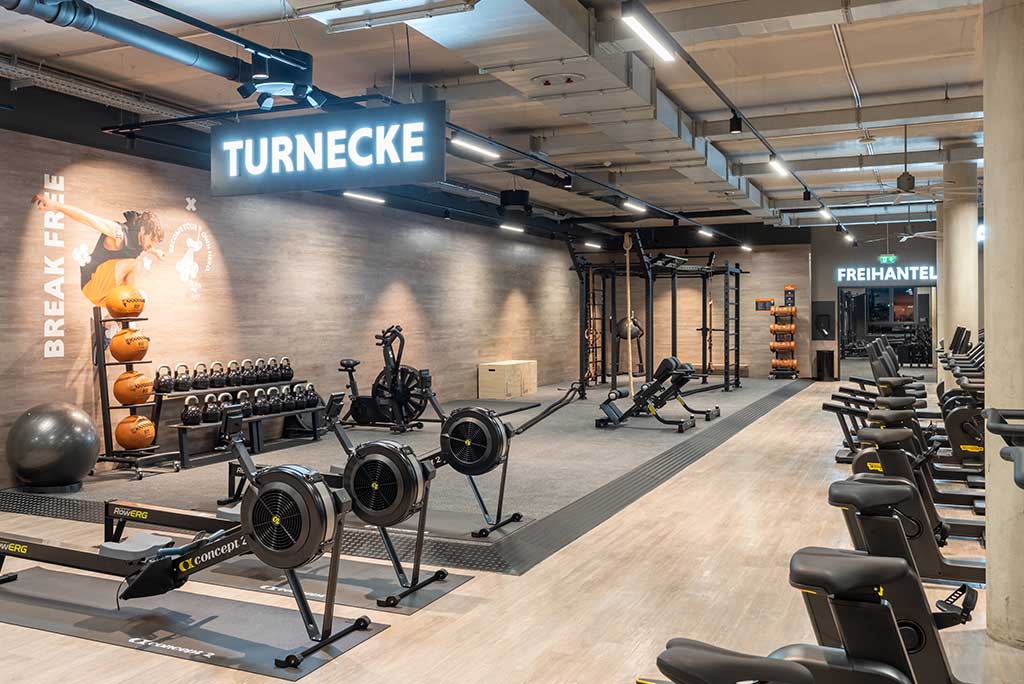 Spezielle Turnecke im FitX Fitnessstudio Troisdorf-Mitte. Im Zentrum steht ein großes Turngerät mit Sprossenleitern, Ringen, Battle-Ropes und Hangelmöglichkeiten. An der Seite befinden sich Medizinbälle, Kettlebells sowie Plyo-Boxen aus Holz.