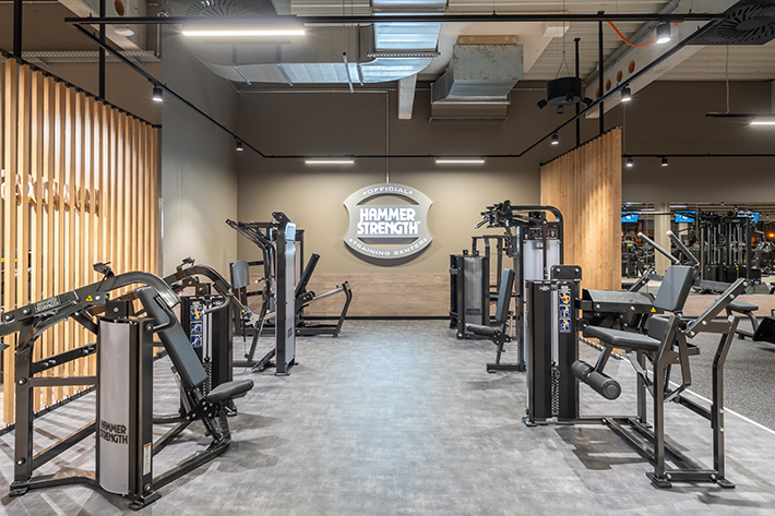 Spezielle Turnecke im FitX Fitnessstudio Augsburg-Lechhausen. Im Zentrum steht ein großes Turngerät mit Sprossenleitern, Ringen, Battle-Ropes und Hangelmöglichkeiten. An der Seite befinden sich Medizinbälle, Kettlebells sowie Plyo-Boxen aus Holz.
