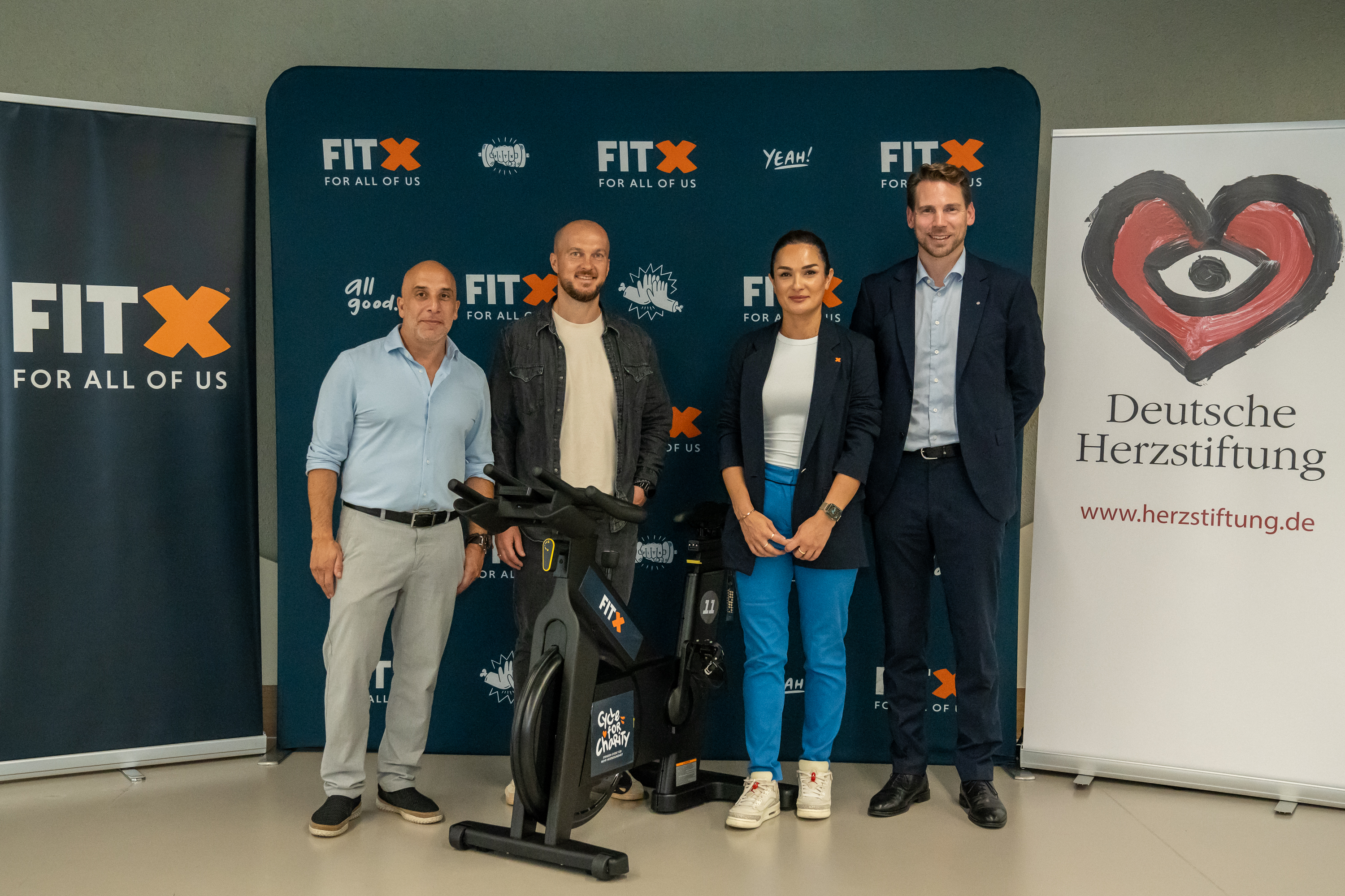 Bild: Ein Gruppenfoto von aus dem Studio FitX Hamburg Altona auf dem die FitX Geschäftsführerin Mahssa Noori zu sehen ist und die Vertreter der Deutschen Herzstiftung e.V.