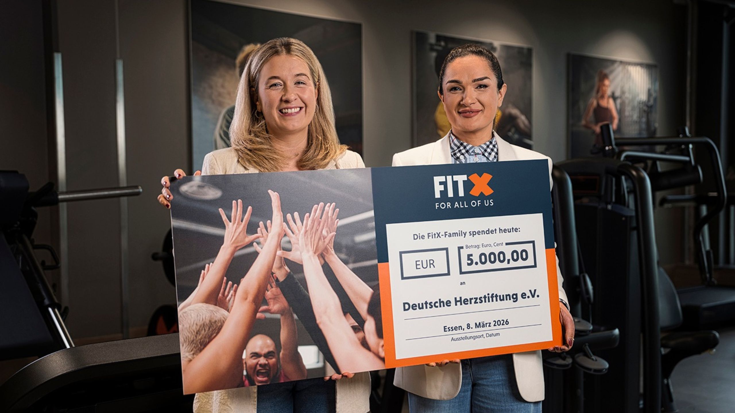 Bild: FitX-Studioleitung Lena Bozduman (links im Bild) und FitX-Geschäftsführerin Mahssa Noori (rechts im Bild) halten einen Spendencheck von über 5.000 Euro an die Deutsche Herzstiftung in den Händen.