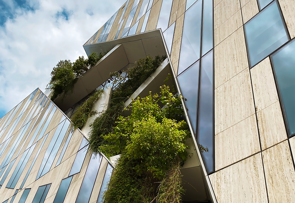 Bild: Moderne Architektur am Jahnplatz mit begrünten Fassadenelementen und geometrischer Glasstruktur.