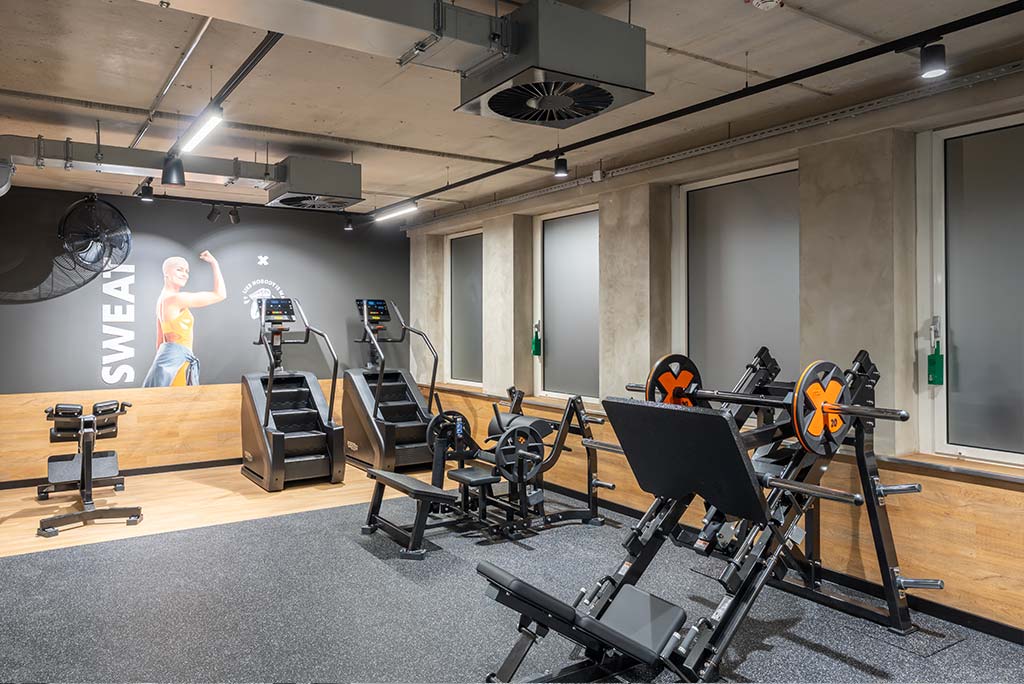 Abgetrennter Freihantelbereich für Frauen im FitX Fitnessstudio Düsseldorf-Derendorf, ausgestattet mit Kurzhanteln, Kraftgeräten und großen Spiegelfronten.