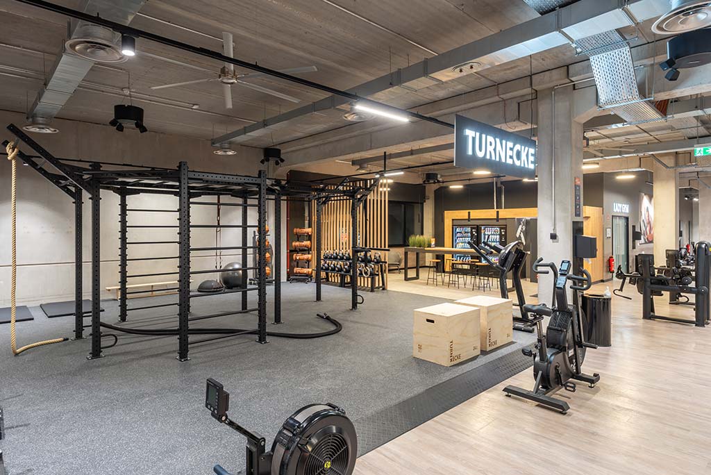 Spezielle Turnecke im FitX Fitnessstudio Remscheid-Süd. Im Zentrum steht ein großes Turngerät mit Sprossenleitern, Ringen, Battle-Ropes und Hangelmöglichkeiten. An der Seite befinden sich Medizinbälle, Kettlebells sowie Plyo-Boxen aus Holz.