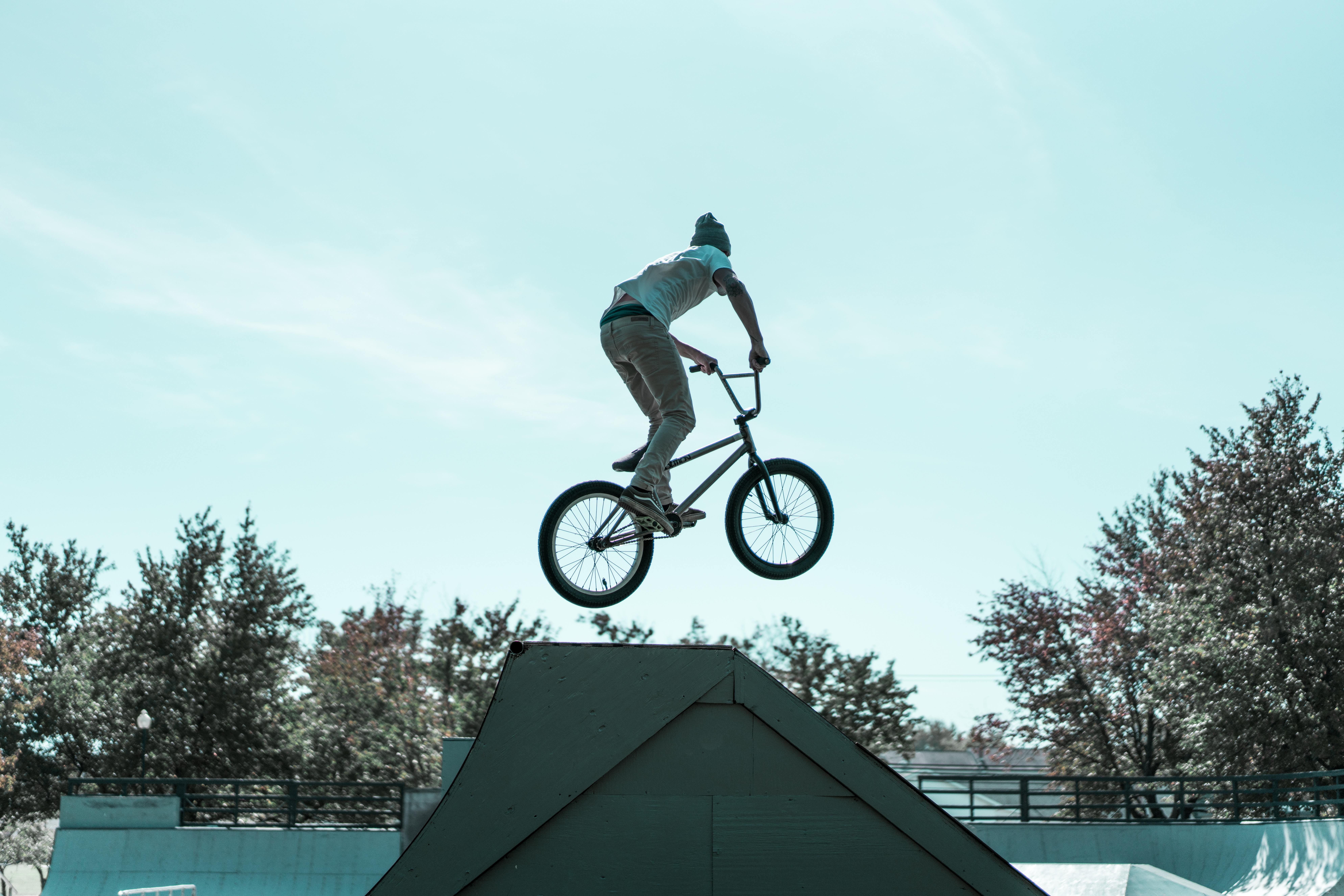 Bild: Bild eines BMX-Fahrers, der eine Rampe hochfährt und in der Luft steht.