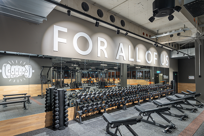 Offener Bereich für Ausdauertraining im FitX Fitnessstudio Augsburg-Lechhausen mit verschiedenen Cardio-Geräten. An den Wänden hängen Fernseher.