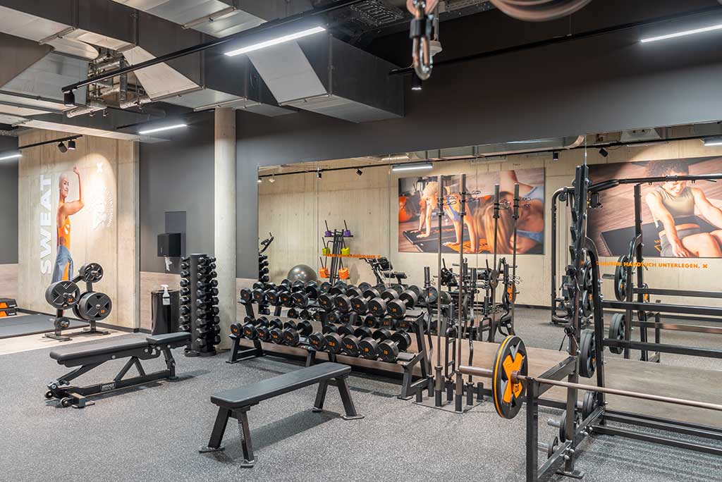 Abgetrennter Freihantelbereich für Frauen im FitX Fitnessstudio Troisdorf-Mitte, ausgestattet mit Kurzhanteln, Kraftgeräten und großen Spiegelfronten.