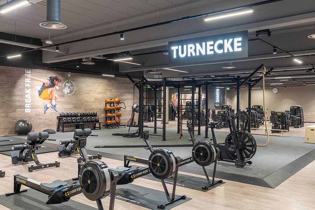 Spezielle Turnecke im FitX Fitnessstudio Nürnberg-Zabo. Im Zentrum steht ein großes Turngerät mit Sprossenleitern, Ringen, Battle-Ropes und Hangelmöglichkeiten. An der Seite befinden sich Medizinbälle, Kettlebells sowie Plyo-Boxen aus Holz.