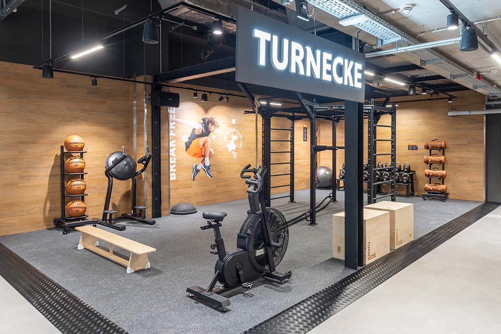 Spezielle Turnecke im FitX Fitnessstudio Düsseldorf-Derendorf. Im Zentrum steht ein großes Turngerät mit Sprossenleitern, Ringen, Battle-Ropes und Hangelmöglichkeiten. An der Seite befinden sich Medizinbälle, Kettlebells sowie Plyo-Boxen aus Holz.