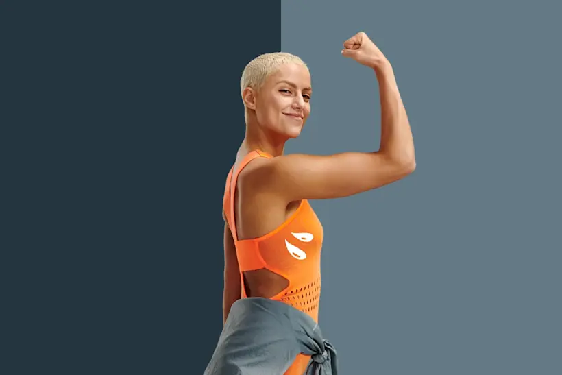 Bild: Außenansicht eines FitX Fitnessstudios. Ein großes FitX-Logo mit orangefarbenem X ist zu sehen. Das Gebäude befindet sich in einem urbanen Umfeld.