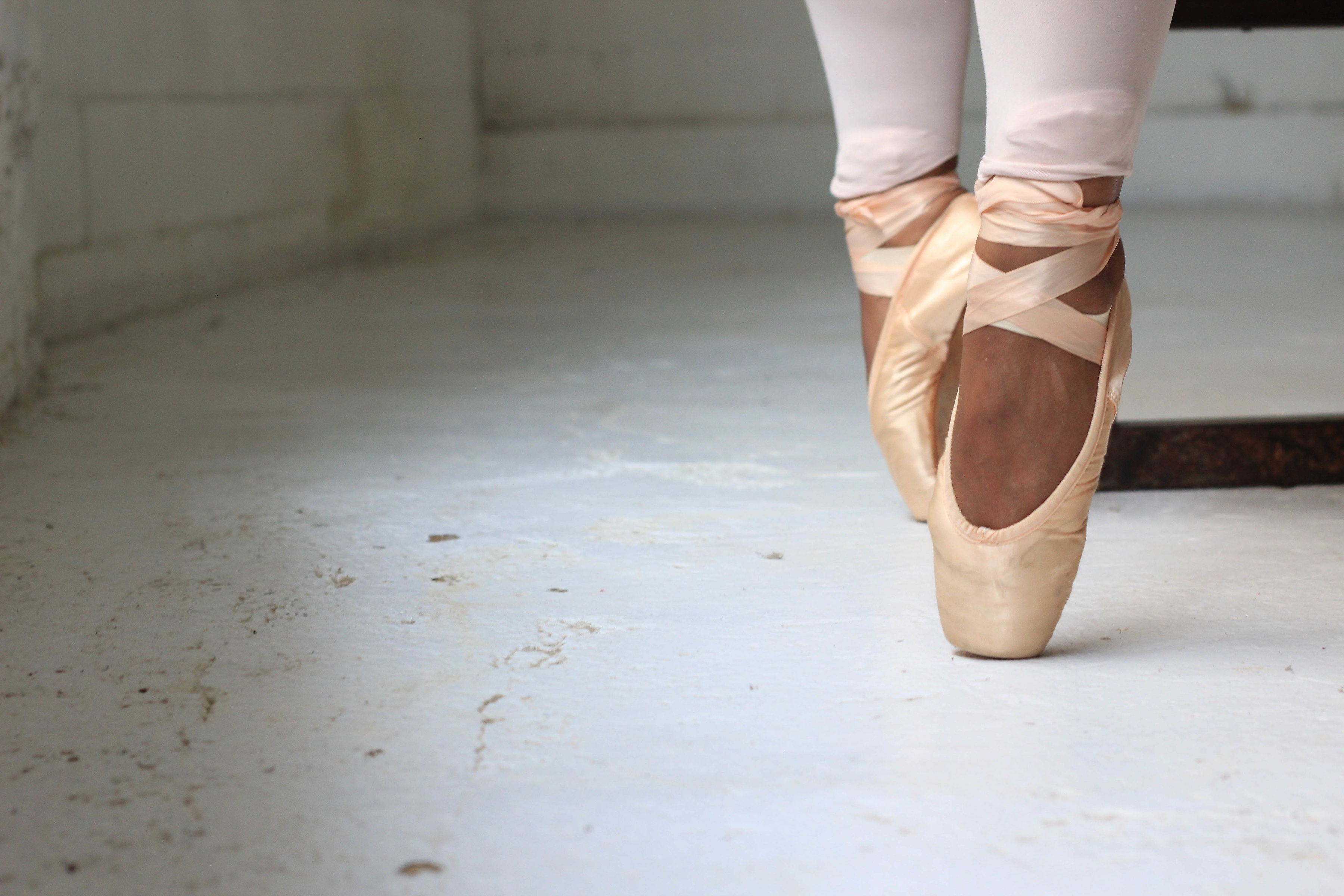 Bild: Bild von Ballettschuhen. Die Ballerina steht dabei auf den Fußspitzen.