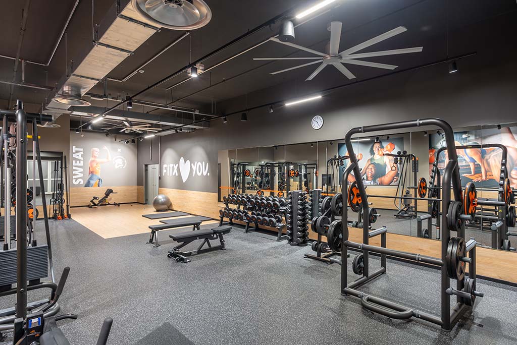 Abgetrennter Freihantelbereich für Frauen im FitX Fitnessstudio Aachen-Mitte, ausgestattet mit Kurzhanteln, Kraftgeräten und großen Spiegelfronten.
