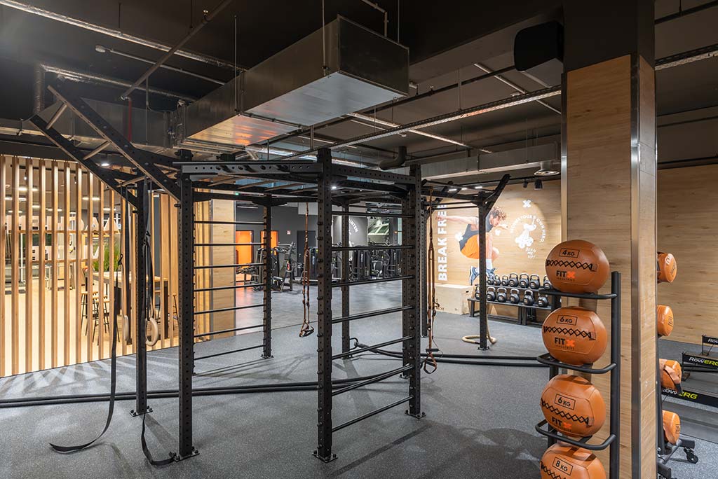 Spezielle Turnecke im FitX Fitnessstudio Aachen-Mitte. Im Zentrum steht ein großes Turngerät mit Sprossenleitern, Ringen, Battle-Ropes und Hangelmöglichkeiten. An der Seite befinden sich Medizinbälle, Kettlebells sowie Plyo-Boxen aus Holz.