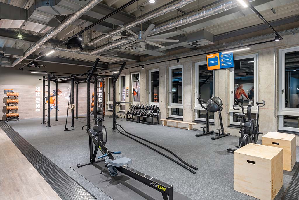 Spezielle Turnecke im FitX Fitnessstudio Mülheim-Stadtmitte. Im Zentrum steht ein großes Turngerät mit Sprossenleitern, Ringen, Battle-Ropes und Hangelmöglichkeiten. An der Seite befinden sich Medizinbälle, Kettlebells sowie Plyo-Boxen aus Holz.