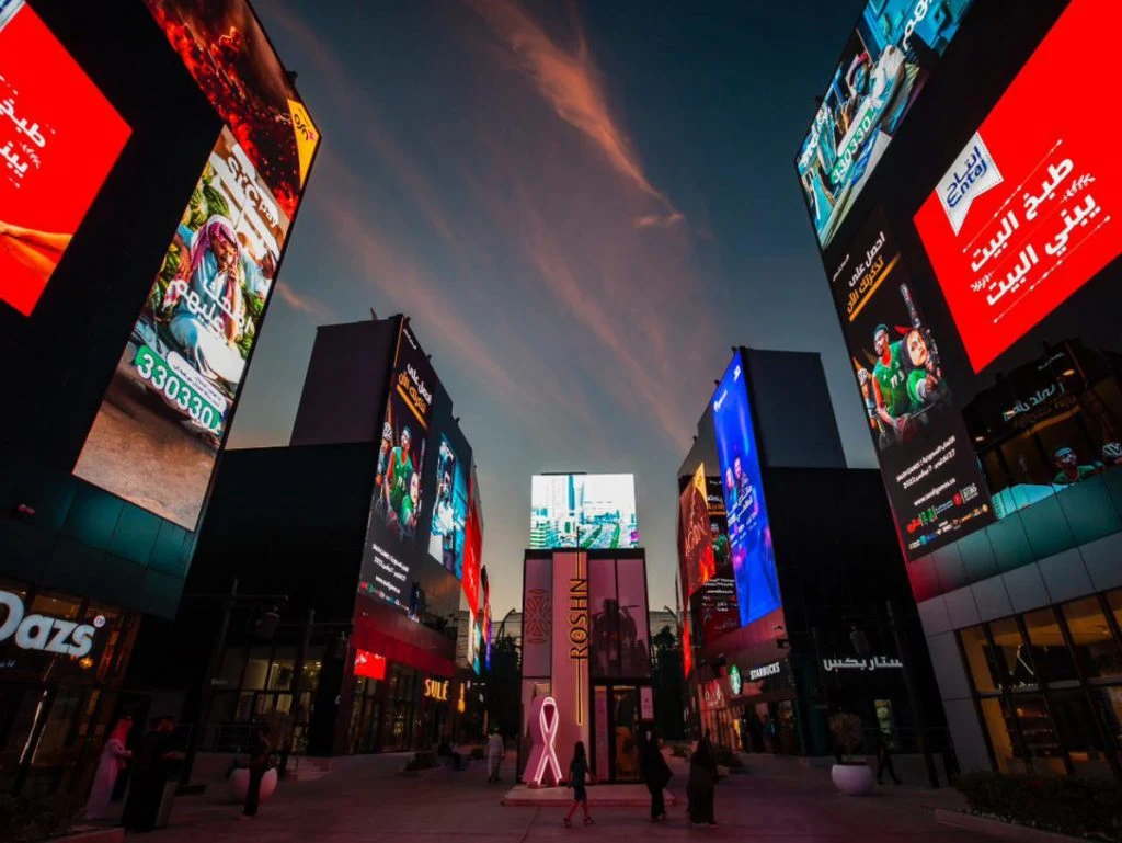 الهيئة العامة السعودية للطرق تكشف عن مشروع ضخم للإعلانات الخارجية على الطرق السريعة.