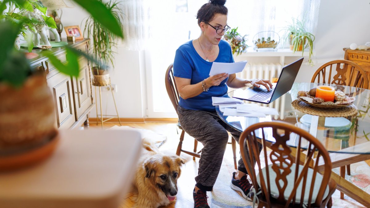 I'm a personal finance expert with ADHD. Here are the 8 tips I use to manage my money