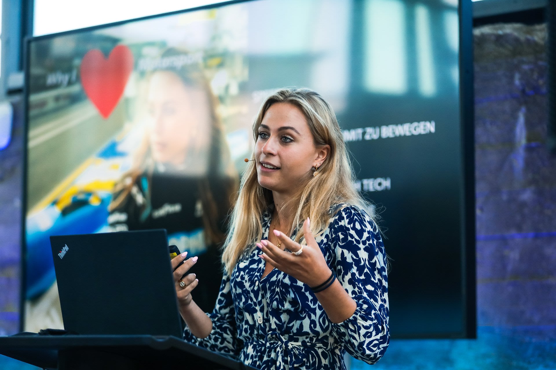 Sophia Flörsch: Speakerinfo Slideshow Sophia Flörsch, Rennfahrerin, "Motorsport ist mein Leben: Schnell, rasant und unglaublich komplex"