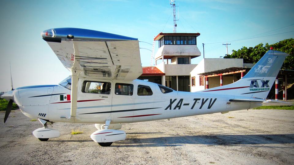 Uma espantosa vista de estibordo da asa de avião e da praia de Punta Cocos na Isla Holbox. Crédito fotográfico Šarūnas Burdulis