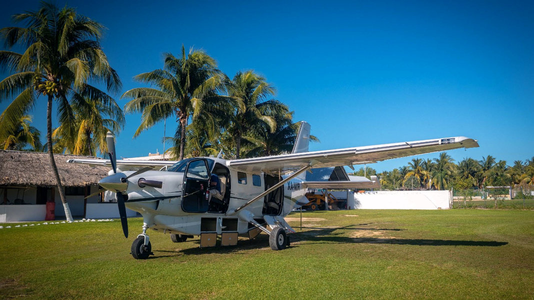 Avioneta privada en Isla Holbox en la pista aérea lista para transportar a pasajeros al aeropuerto de Cancún. 