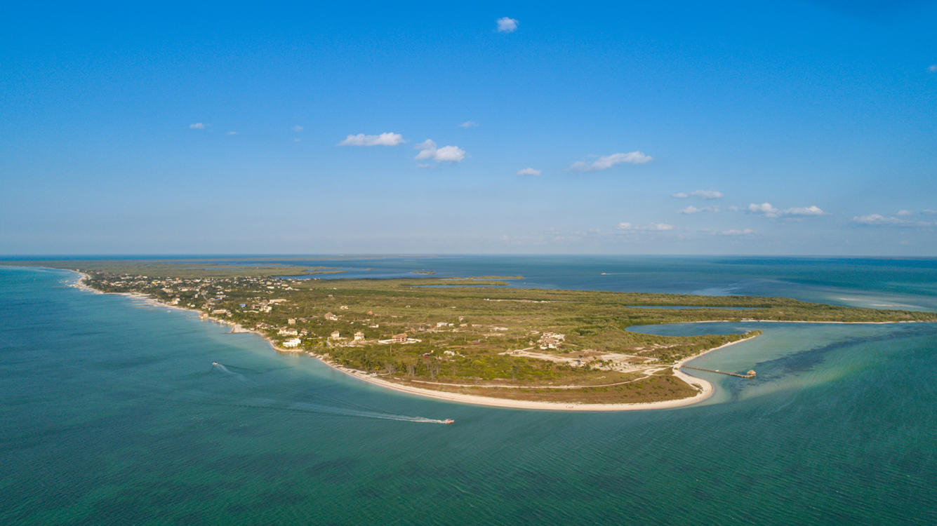 Uma deslumbrante vista de estibordo da asa de avião e da praia de Punta Cocos na Isla Holbox. Crédito fotográfico Šarūnas Burdulis