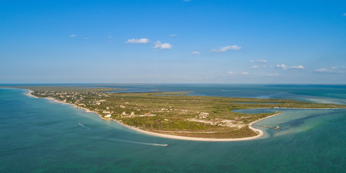 Vista de acercamiento de la punda oeste de la isla de Holbox desde una avioneta.  Foto Credit: Falco Ermert