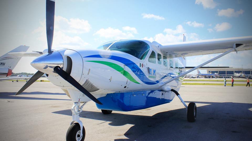 Uma espantosa vista de estibordo da asa de avião e da praia de Punta Cocos na Isla Holbox. Crédito fotográfico Šarūnas Burdulis