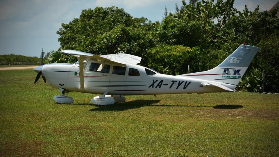 Uma espantosa vista de estibordo da asa de avião e da praia de Punta Cocos na Isla Holbox. Crédito fotográfico Šarūnas Burdulis