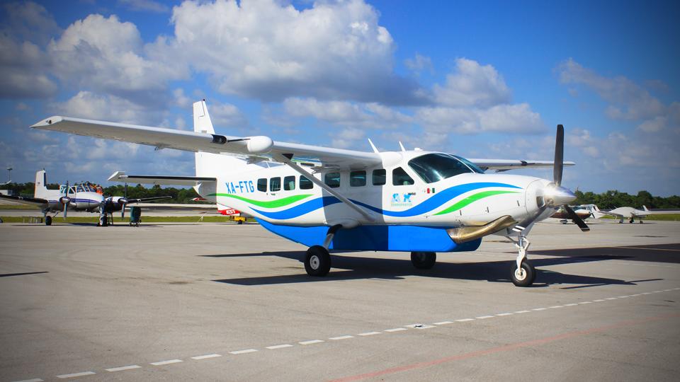 Uma espantosa vista de estibordo da asa de avião e da praia de Punta Cocos na Isla Holbox. Crédito fotográfico Šarūnas Burdulis