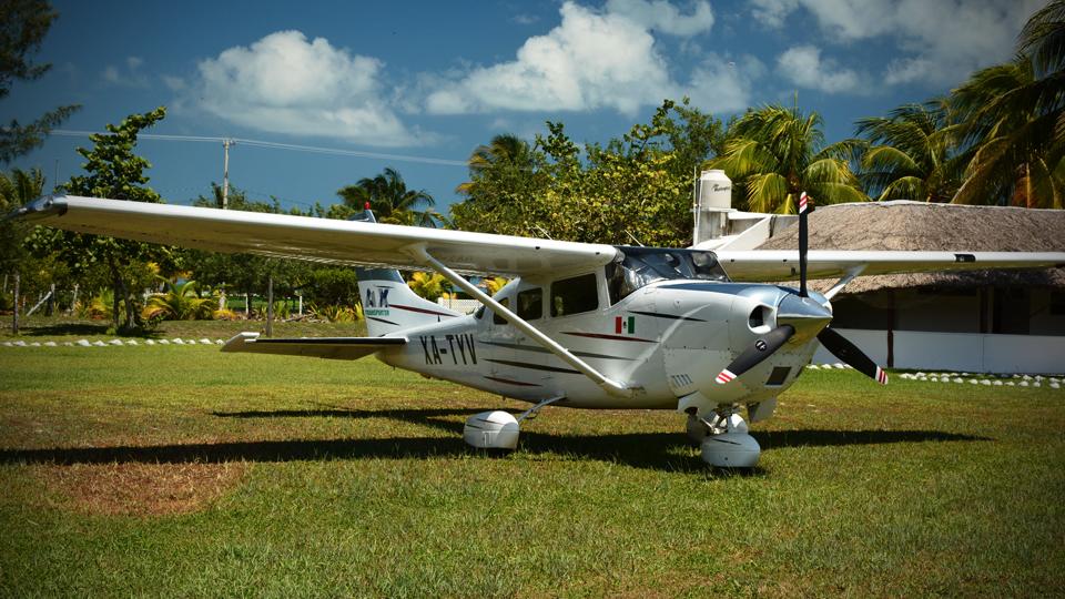 Uma espantosa vista de estibordo da asa de avião e da praia de Punta Cocos na Isla Holbox. Crédito fotográfico Šarūnas Burdulis