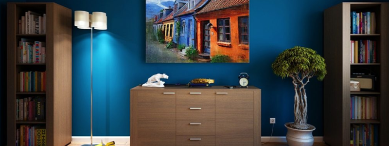 Mieterhöhung Mietwohnung blaue Wand Möbel