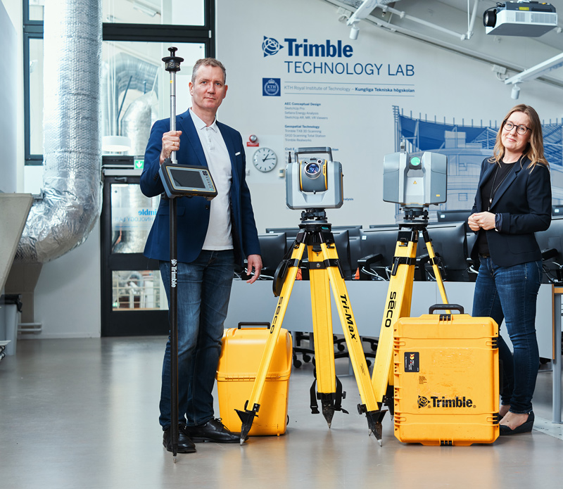 Разработка технологий Trimble — два человека в лаборатории Trimble Technology с оборудованием для сканирования