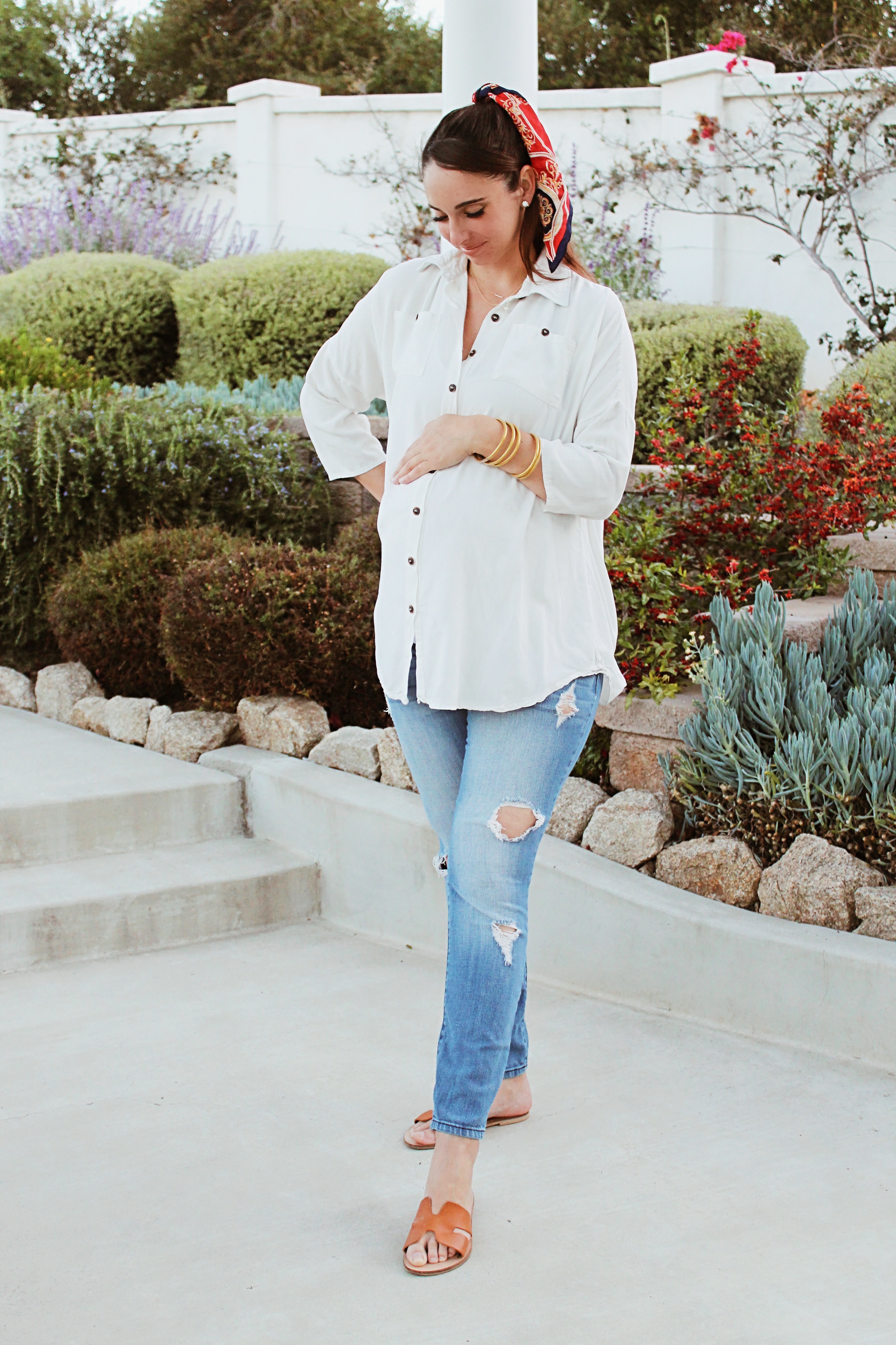 Top-Postpartum Breastfeeding Friendly 4th of July Maternity outfits long white blouse with jeans everyday maternity style street style casual