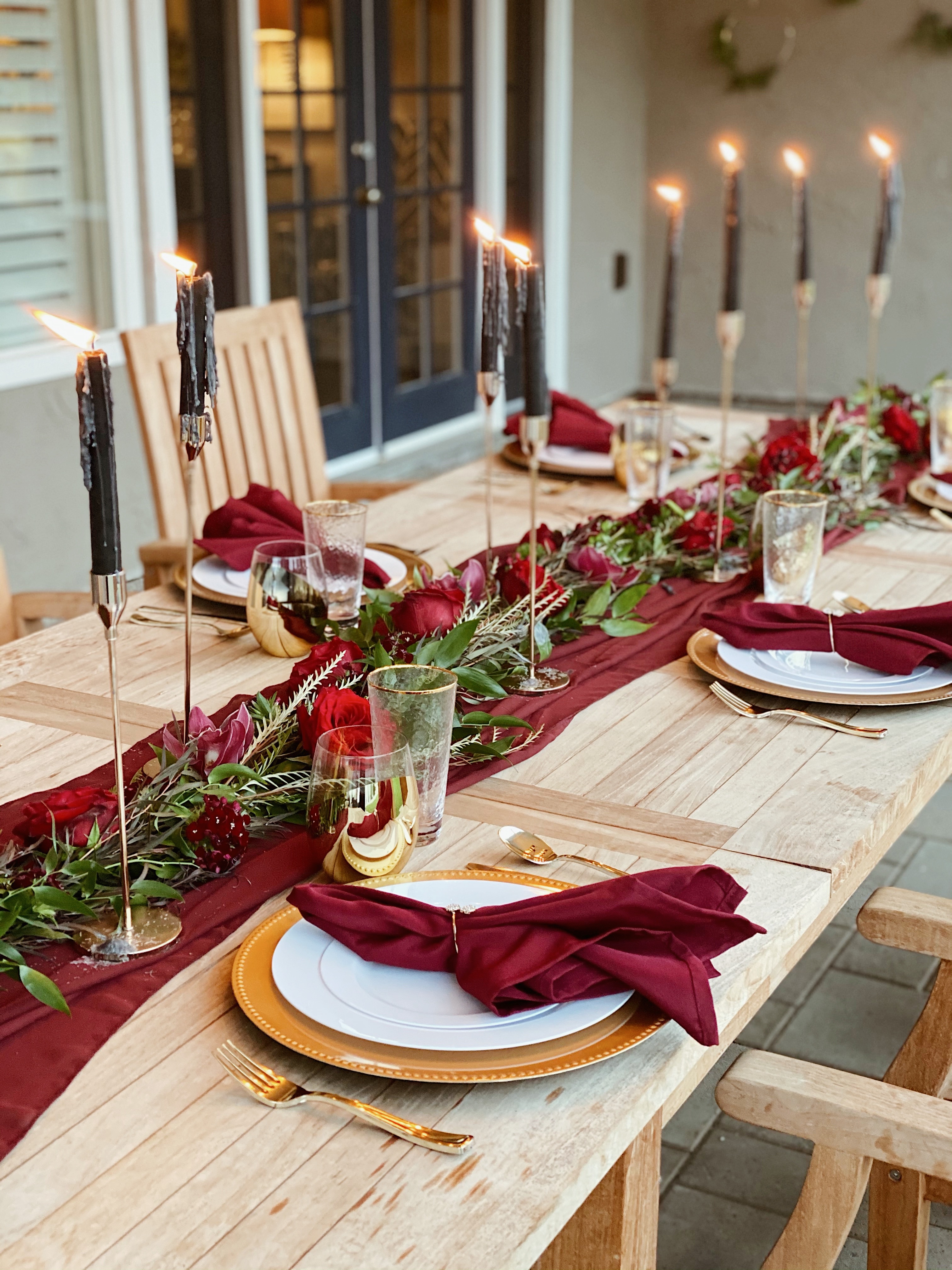 Elegant Maroon and Gold Table Decorations: Create Stunning Atmospheres