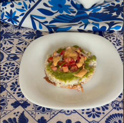 rice cakes con guacamole y pico de gallo