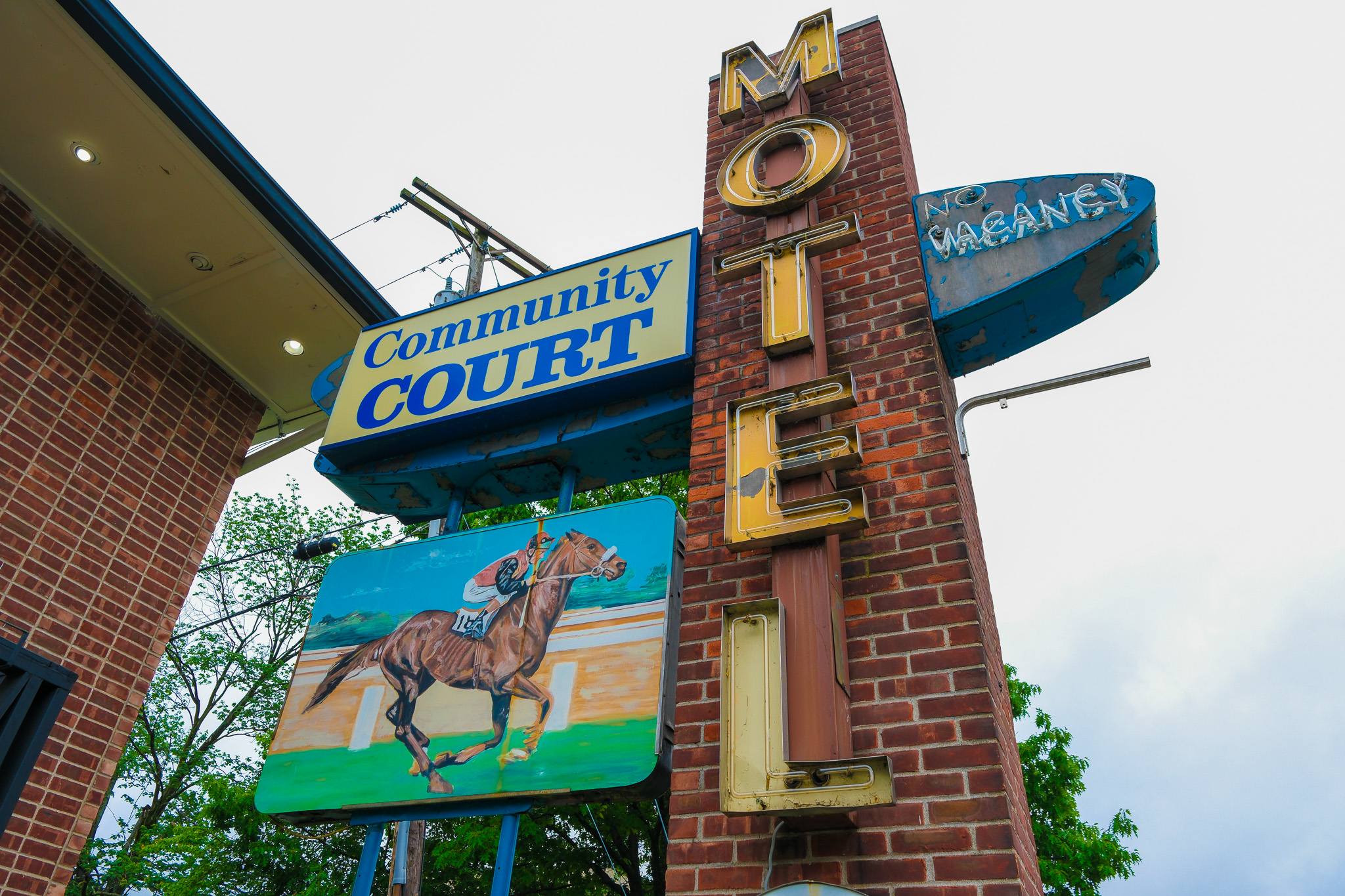 community court motel sign - no vacacy