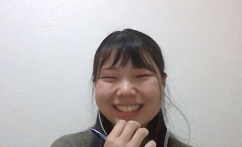 笑顔でインタビューを受けるスターバックス コーヒー ジャパン 株式会社秋間さん。