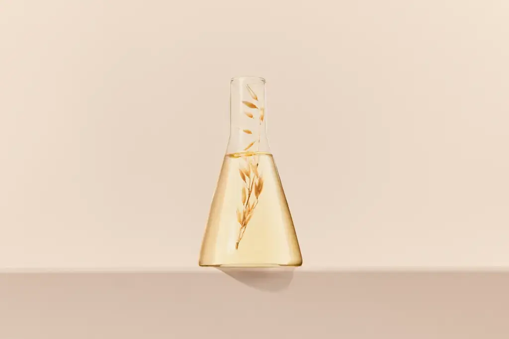 P00010773_Aveeno_Shot 05_Ingredient_OatStalk_Beaker_Global_Still_1887_R5_RGB