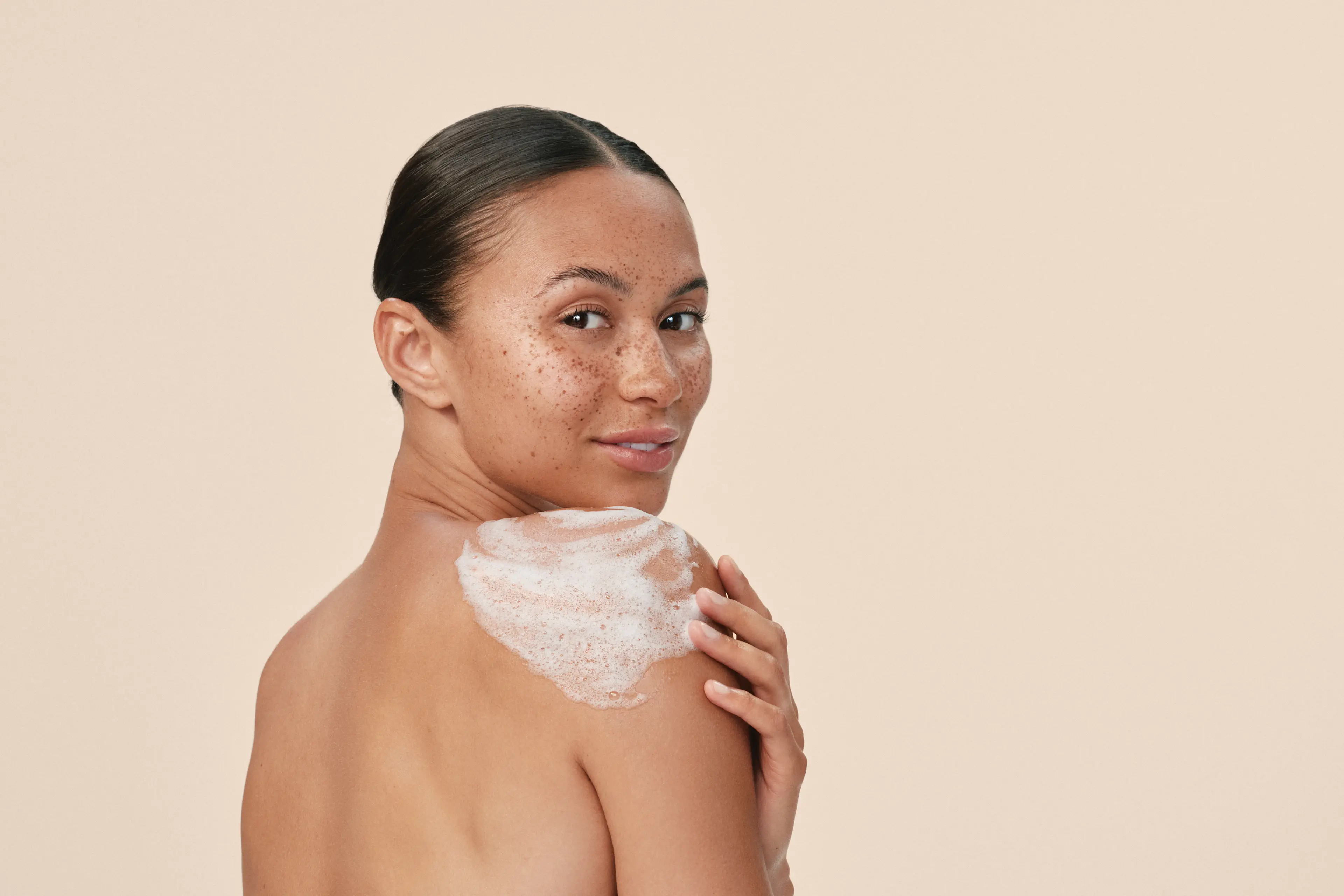  P00010773_Aveeno_Shot 62B_SR_Talent_Generic Body Wash_Still_015_r3_CMYK