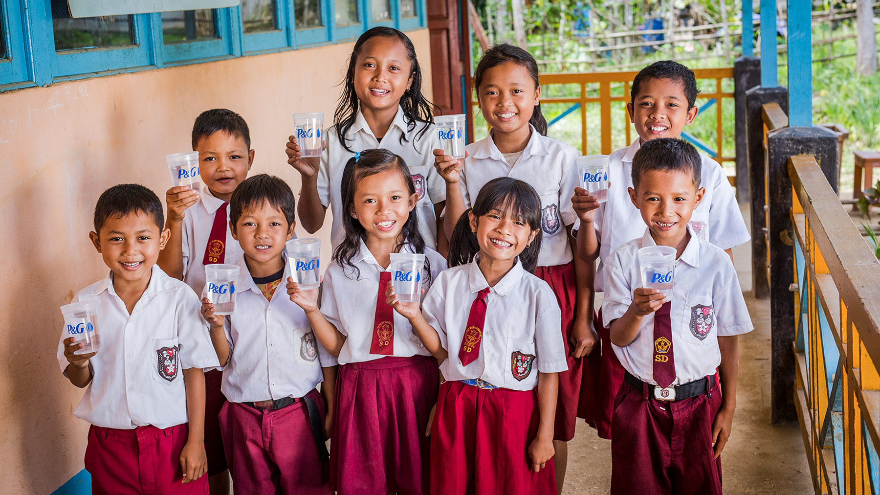 P&G and CSDW program Indonesia students show clean drinking water