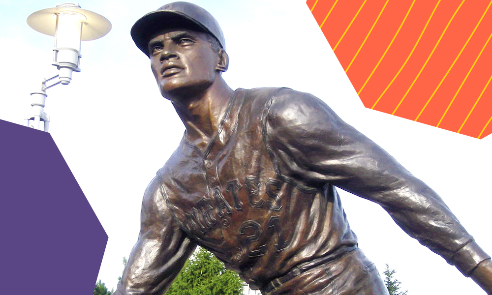 une statue d'un héros hispanique roberto clemente