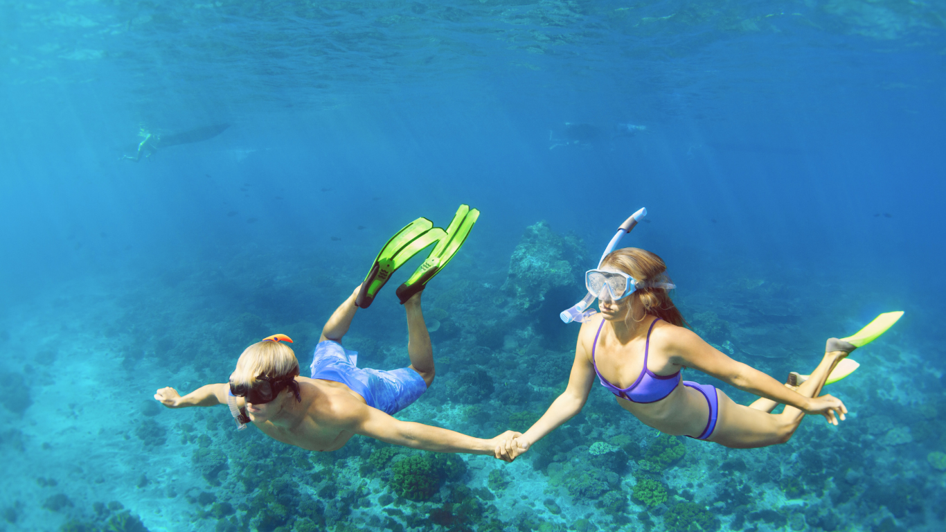 couple-diving-Bahamas