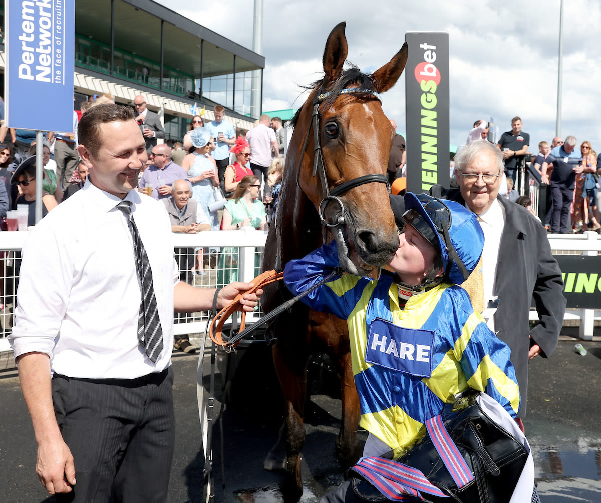  Sealed with a kiss: Trueshan and Doyle after winning The Jenningsbet Northumberland Plate  (focusonracing.com)