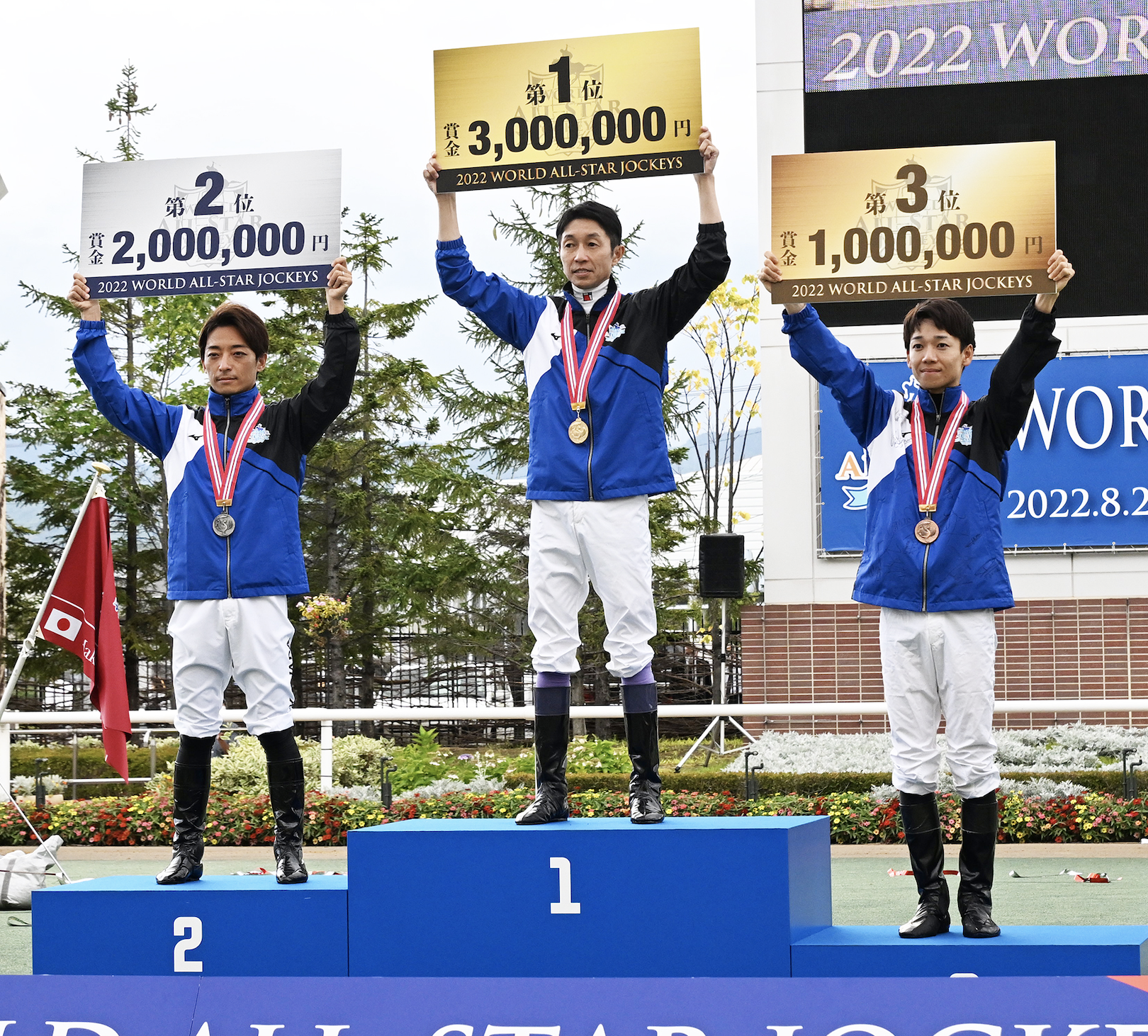 ワールド オールスター ジョッキー シリーズ優勝の武豊、準優勝の川田優香、3 位の松山公平が贈呈式で写真を撮る (画像: HKJC)