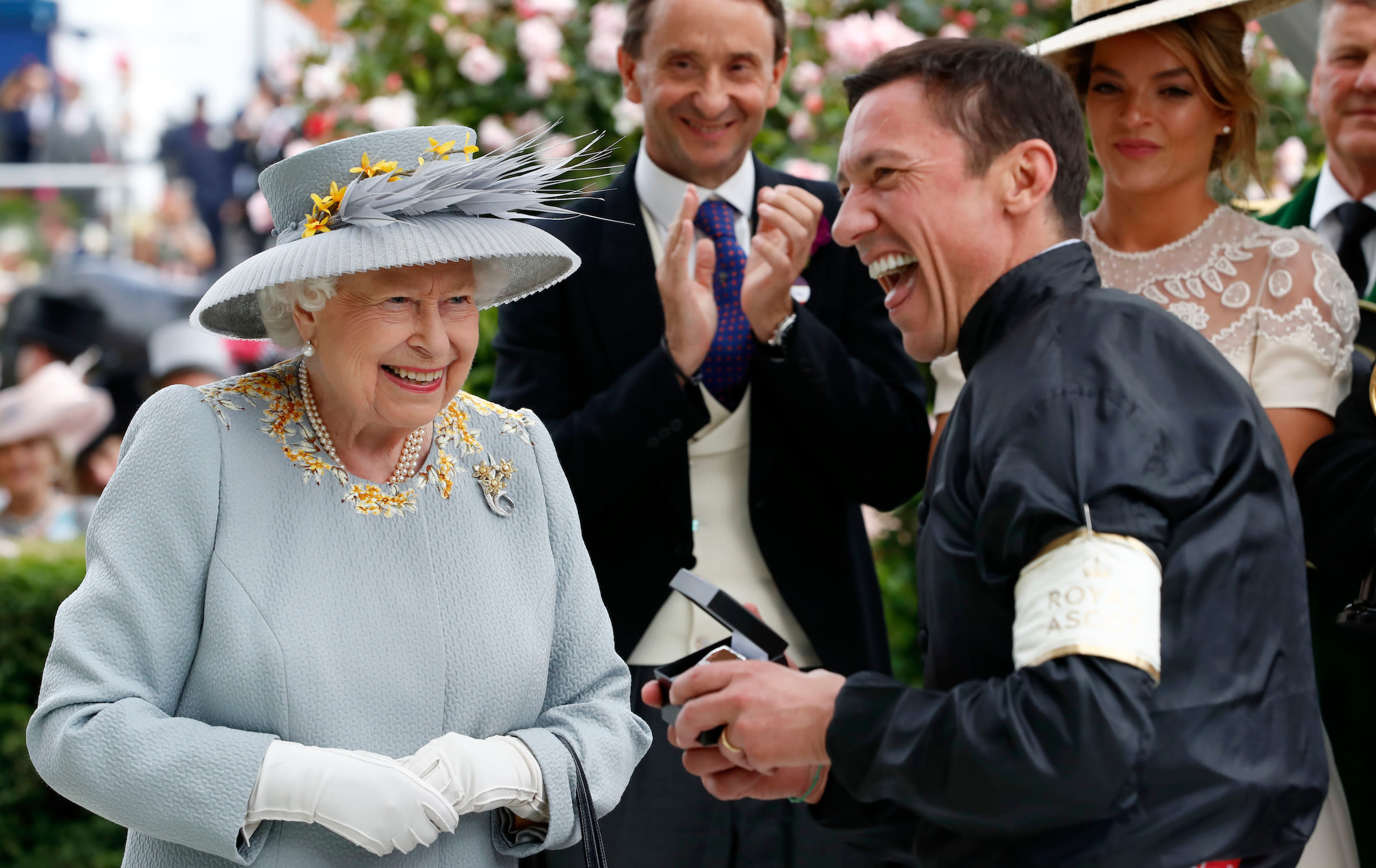  Dettori receives his winning prize from The Queen (Focusonracing)