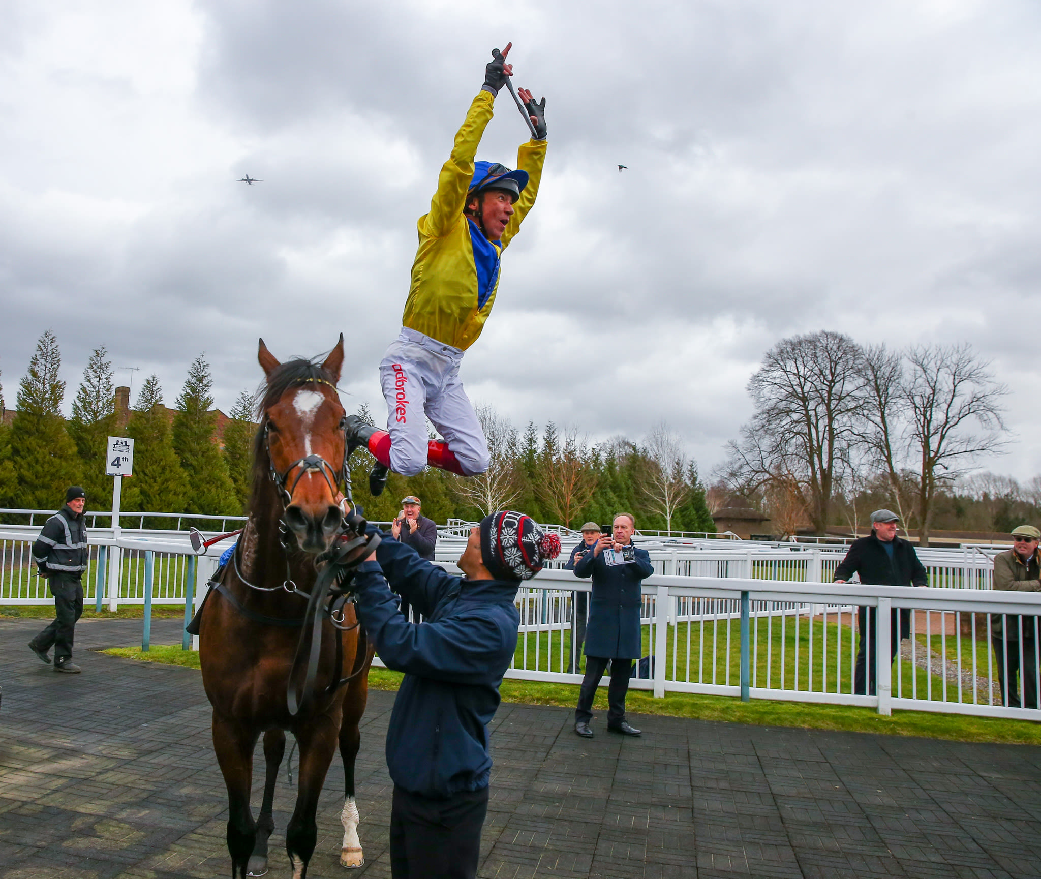 Racegoers were treated to a flying dismount from Frankie Dettori at Lingfield on Saturday (Focusonracing)