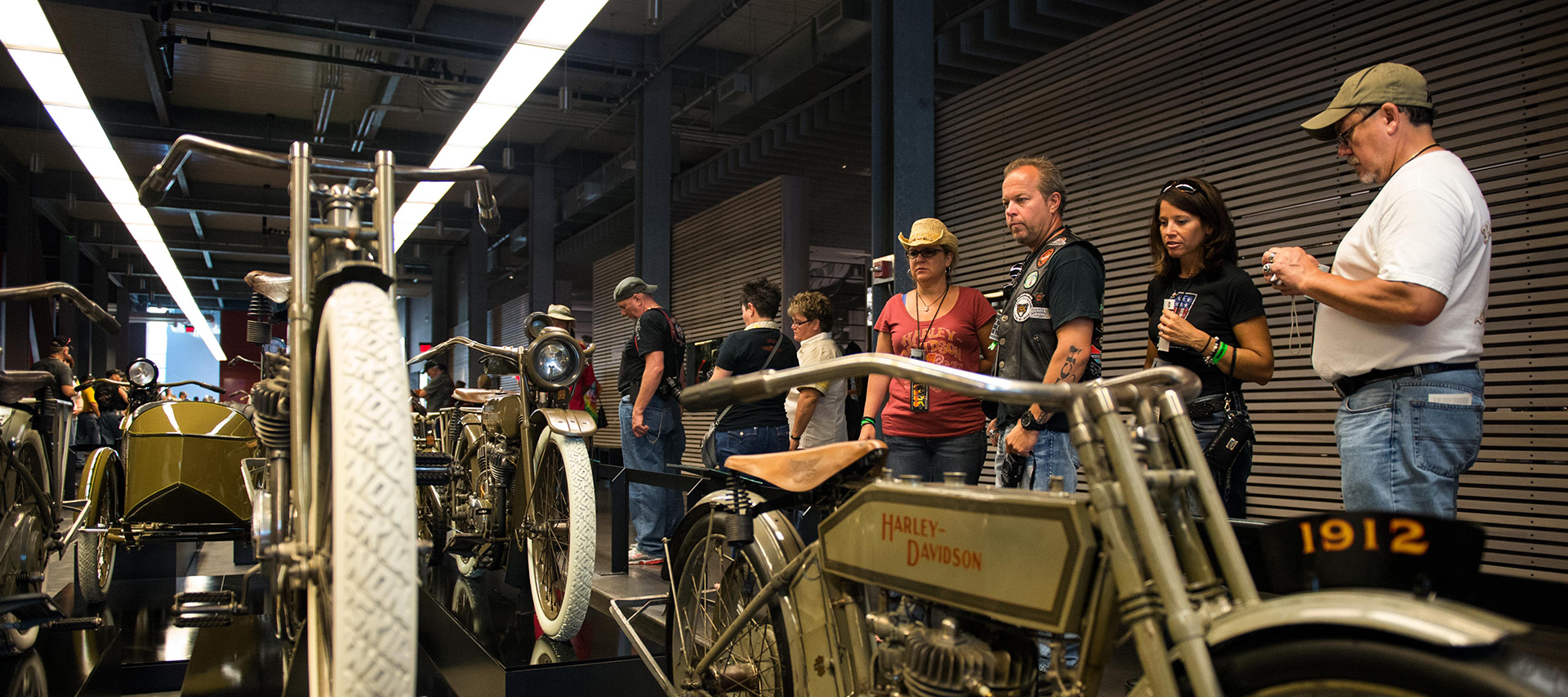 3.1_SpecialExhibits_Full-WidthMediaSlider2_Card1_GuidedTour