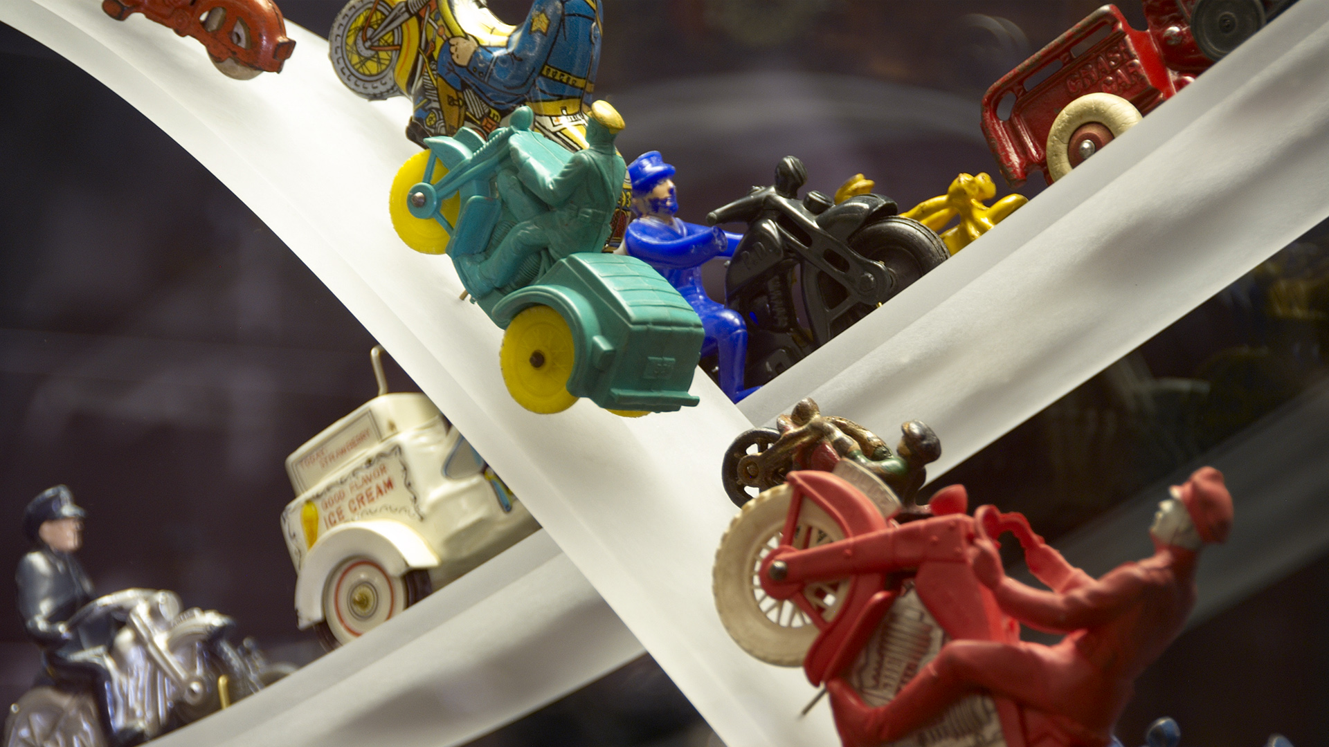 3.2_Exhibits_GallerySingleRow_Card5_Toys