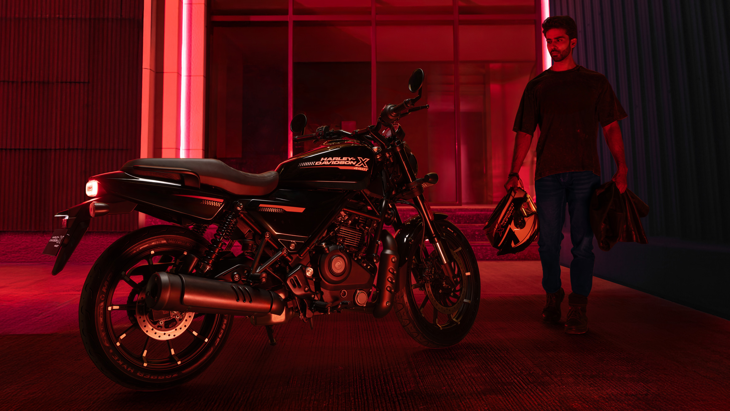 2026 H D X440 T Lifestyle Shot