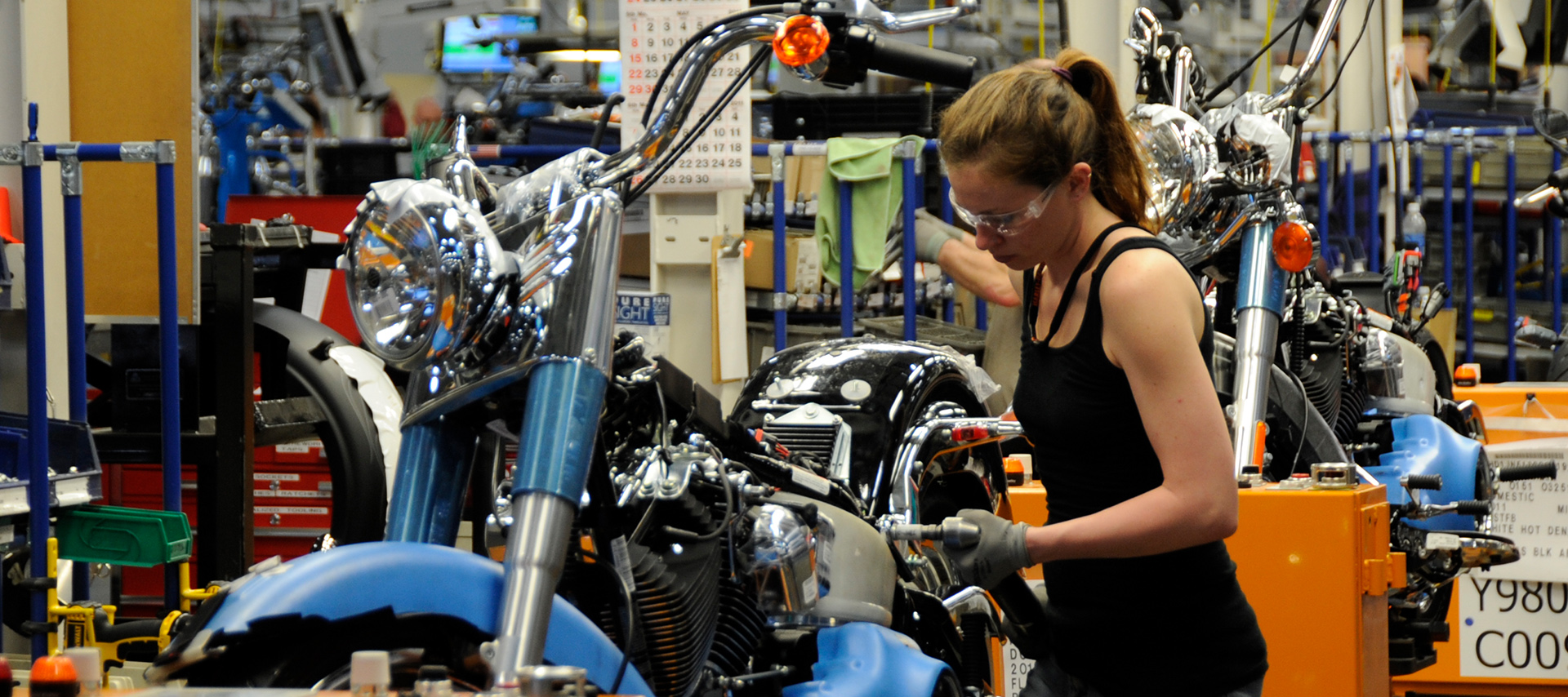 3.1_SpecialExhibits_Full-WidthMediaSlider2_Card3_H-DFactoryTour