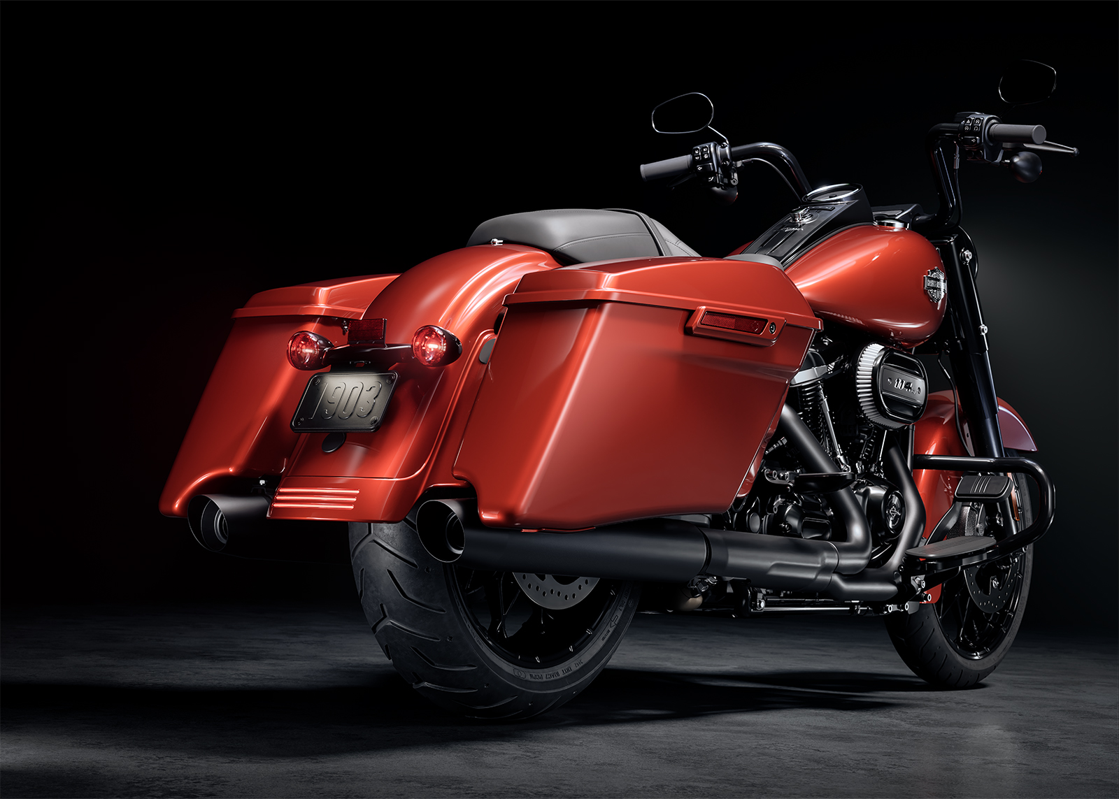 لقطة جماليّة لدرّاجة 2025 Road King Special مع الحقائب الجانبيّة